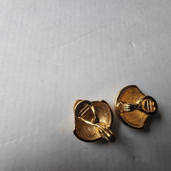 Vintage Trifari unique shaped cream enameled gold plated clip on earrings - Picture 7 of 9